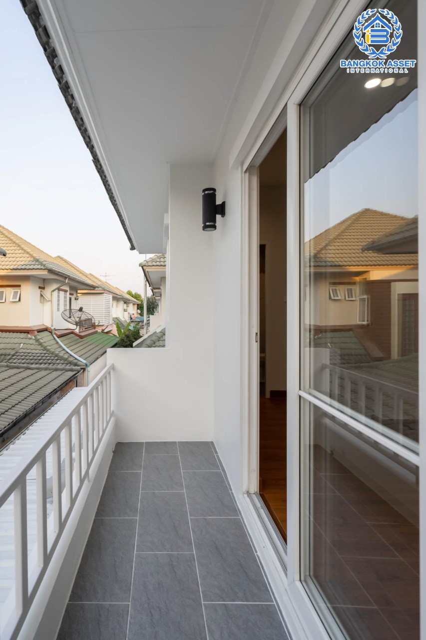 บ้านมือสองตกแต่งใหม่ ทำเลใกล้สนามบินดอนเมือง ม.กฤษณา แจ้งวัฒนะ-ดอนเมือง เนื้อที่ 56 ตร.ว. พื้นที่ใช้สอย 245 ตร.ม. ฟังก์ชั่นจัดเต็ม 4 ห้องนอน 3 ห้องน้ำ 2 ที่จอดรถ ทำเลเยี่ยมเชื่อมสู่ใจกลางเมือง ใกล้ทางด่วนศรีสมาน และรถไฟฟ้าสายสีแดง (สายอนาคต) "สถานีดอนเมือง"...